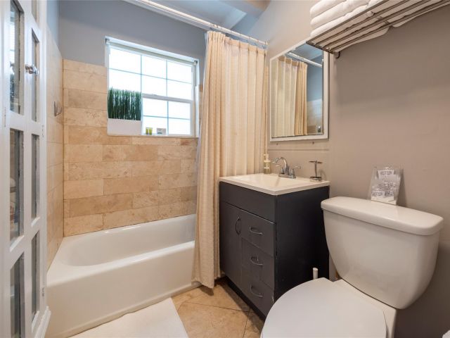 Дом в аренду по адресу 1541 NW 6th Ave - фото 5892548