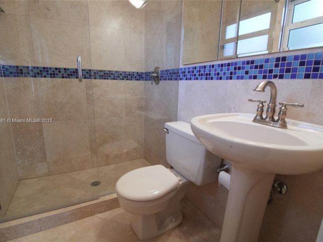 Дом в аренду по адресу 1223 Seminole Dr - фото 5569035