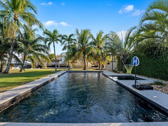 Продажа дома по адресу 2104 NE 124th St - фото 5534359