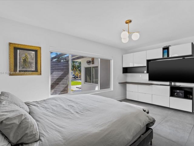 Продажа дома по адресу 2104 NE 124th St - фото 5534364