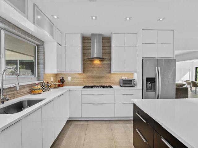 Продажа дома по адресу 2104 NE 124th St - фото 5534368