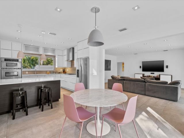 Продажа дома по адресу 2104 NE 124th St - фото 5534371