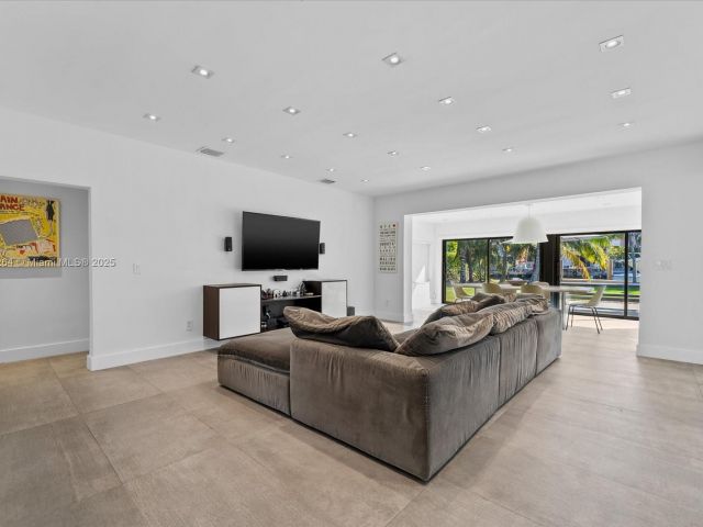 Продажа дома по адресу 2104 NE 124th St - фото 5534373