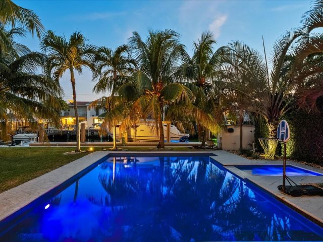 Продажа дома по адресу 2104 NE 124th St - фото 5534375