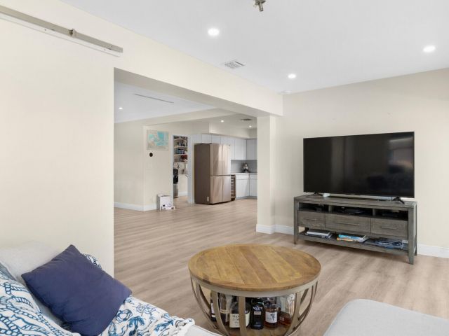 Продажа дома по адресу 2715 NE 23rd Court - фото 5542622