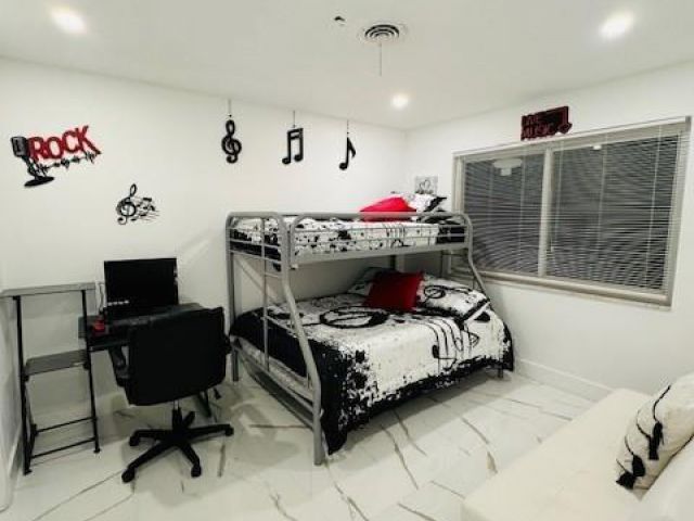 Продажа дома по адресу 1485 NE 57th Ct - фото 6118133