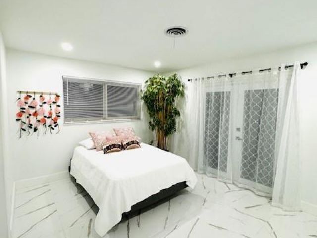 Продажа дома по адресу 1485 NE 57th Ct - фото 6118135