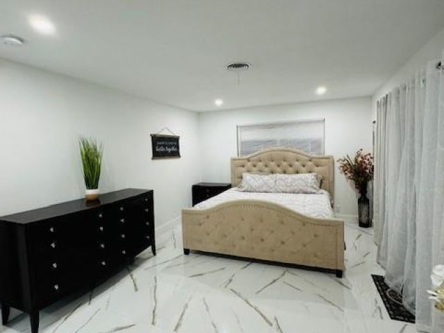 Продажа дома по адресу 1485 NE 57th Ct - фото 6118136