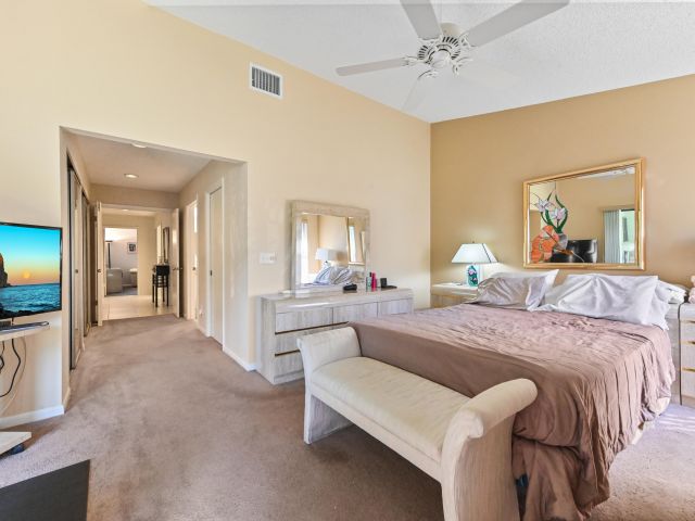 Продажа дома по адресу 2320 Riviera Drive - фото 5816624