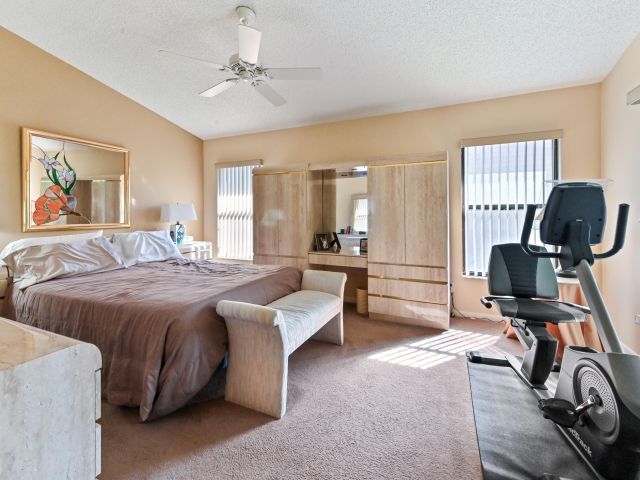 Продажа дома по адресу 2320 Riviera Drive - фото 5816625