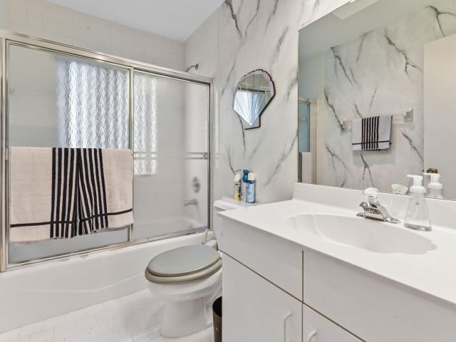 Продажа дома по адресу 2320 Riviera Drive - фото 5816626