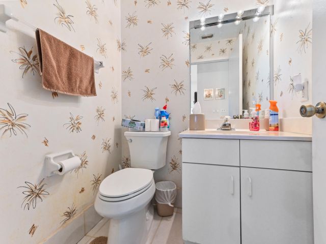 Продажа дома по адресу 2320 Riviera Drive - фото 5816629