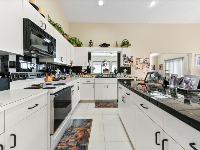 Продажа дома по адресу 2320 Riviera Drive - фото 5816630