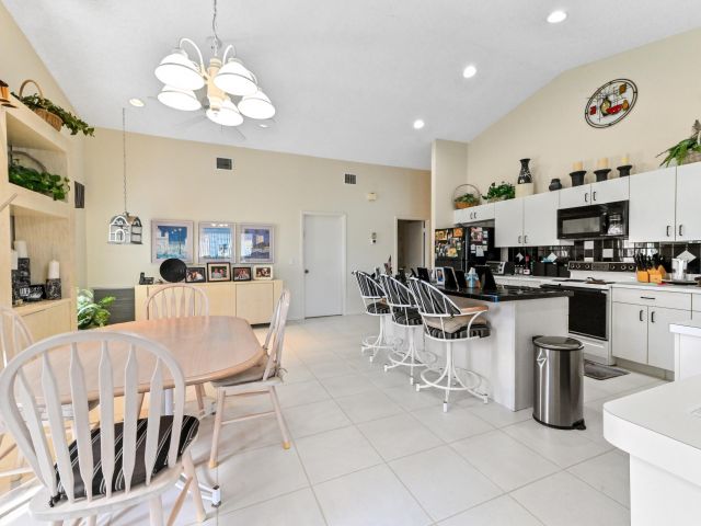 Продажа дома по адресу 2320 Riviera Drive - фото 5816631