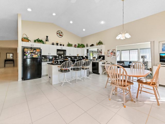 Продажа дома по адресу 2320 Riviera Drive - фото 5816632