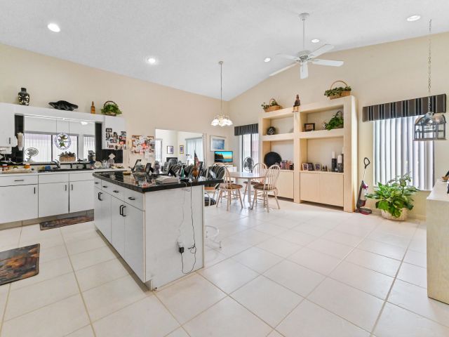 Продажа дома по адресу 2320 Riviera Drive - фото 5816633