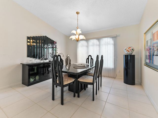 Продажа дома по адресу 2320 Riviera Drive - фото 5816634