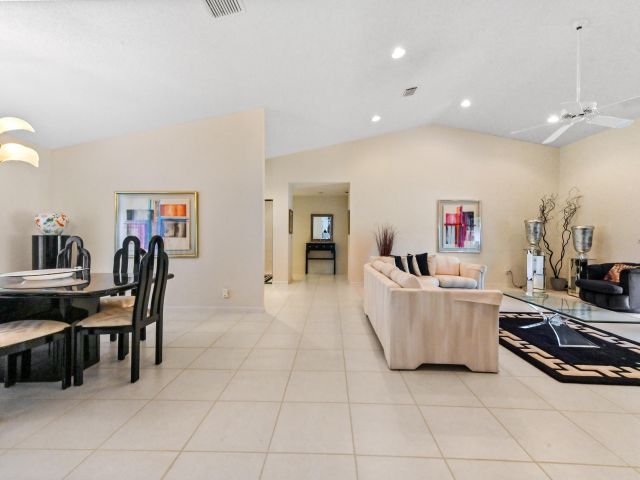 Продажа дома по адресу 2320 Riviera Drive - фото 5816635