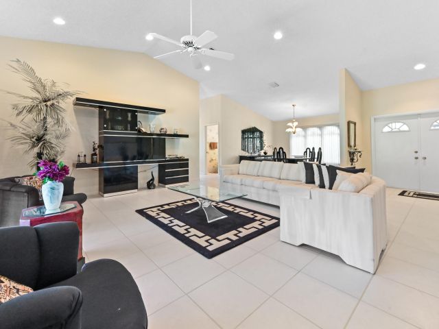 Продажа дома по адресу 2320 Riviera Drive - фото 5816636