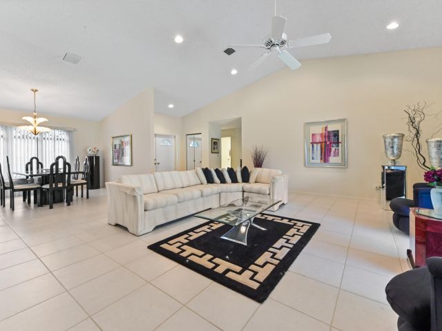 Продажа дома по адресу 2320 Riviera Drive - фото 5816637