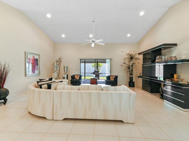 Продажа дома по адресу 2320 Riviera Drive - фото 5816638