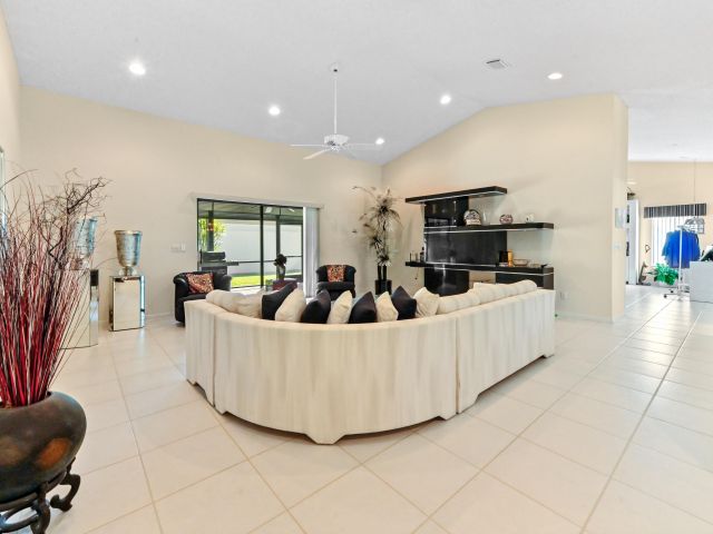 Продажа дома по адресу 2320 Riviera Drive - фото 5816639