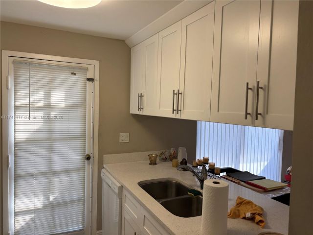 Дом в аренду по адресу 10806 N Kendall Dr P-26 - фото 7429407