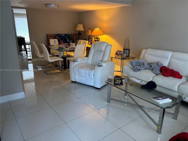 Дом в аренду по адресу 10806 N Kendall Dr P-26 - фото 7429408