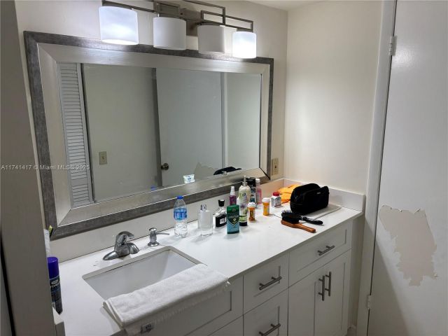 Дом в аренду по адресу 10806 N Kendall Dr P-26 - фото 7429409