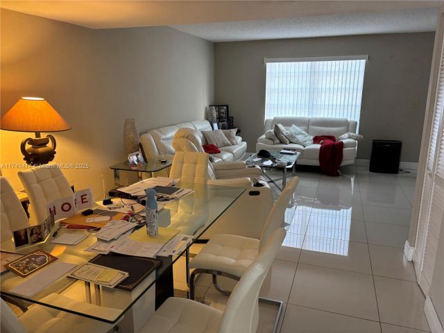 Дом в аренду по адресу 10806 N Kendall Dr P-26 - фото 7429412