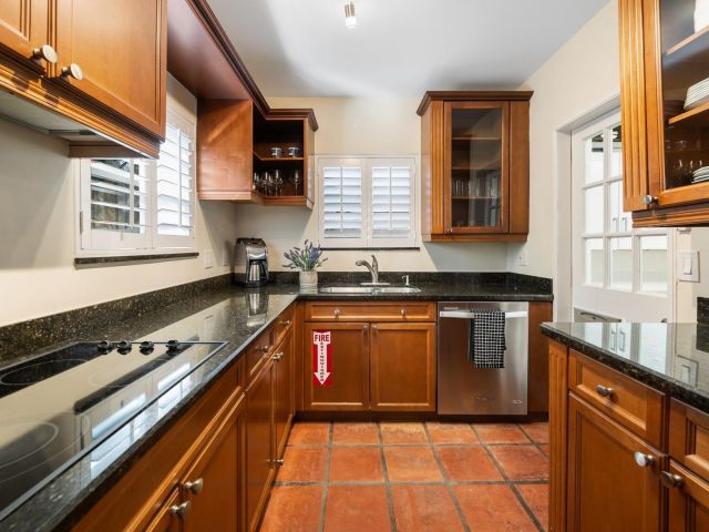 Продажа дома по адресу 1928 NE 7th Pl - фото 5801746