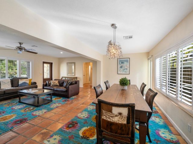 Продажа дома по адресу 1928 NE 7th Pl - фото 5801747