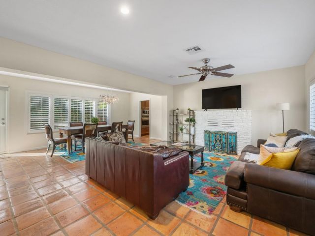 Продажа дома по адресу 1928 NE 7th Pl - фото 5801748