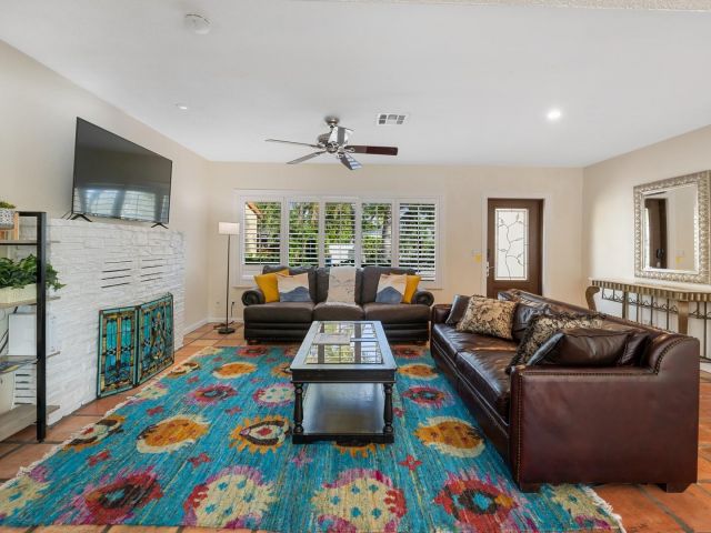 Продажа дома по адресу 1928 NE 7th Pl - фото 5801750