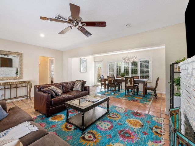 Продажа дома по адресу 1928 NE 7th Pl - фото 5801751