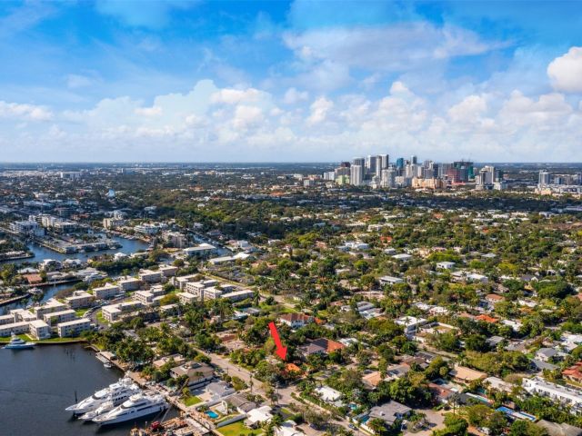 Продажа дома по адресу 1928 NE 7th Pl - фото 5801754