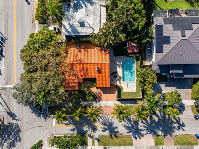 Продажа дома по адресу 1928 NE 7th Pl - фото 5801757