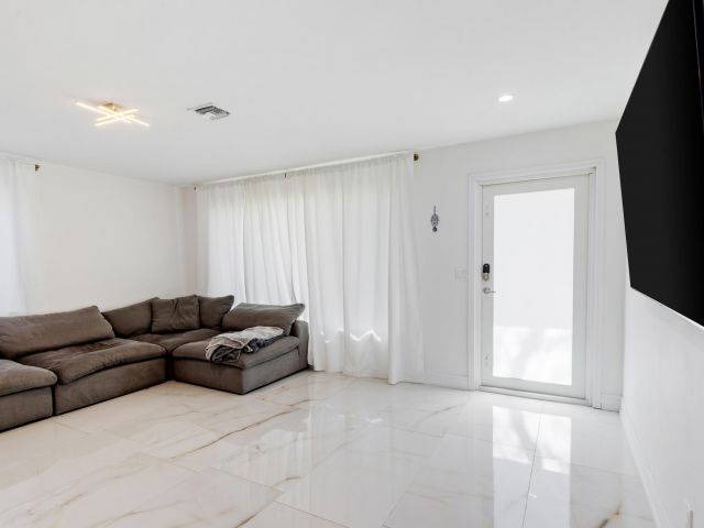 Продажа дома по адресу 1323 Lincoln Street - фото 5841188