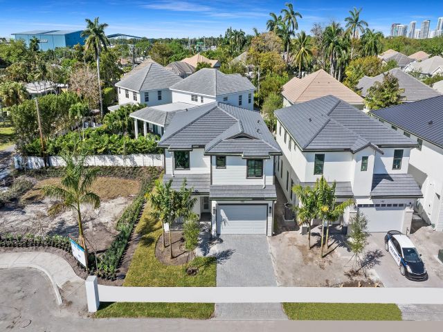 Продажа дома по адресу 1421 SW 23rd Court - фото 5774323