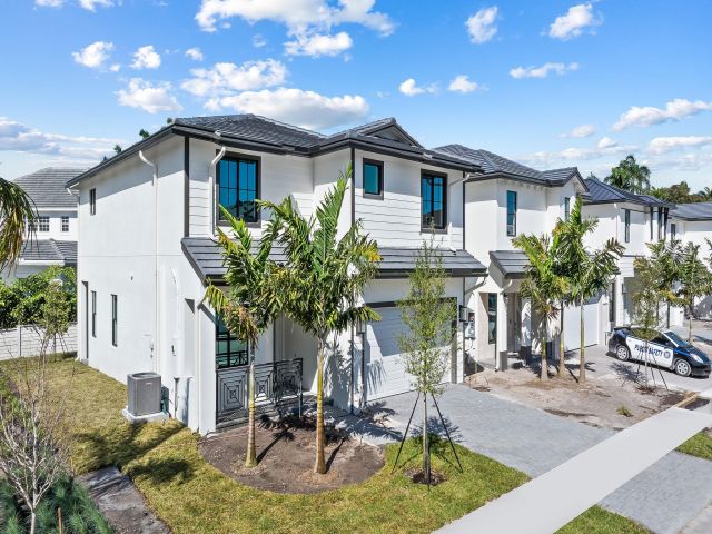 Продажа дома по адресу 1421 SW 23rd Court - фото 5774324