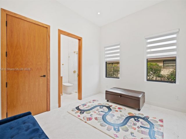 Продажа дома по адресу 7775 SW 72nd Ave - фото 6108305