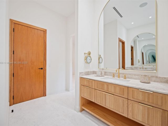 Продажа дома по адресу 7775 SW 72nd Ave - фото 6108312