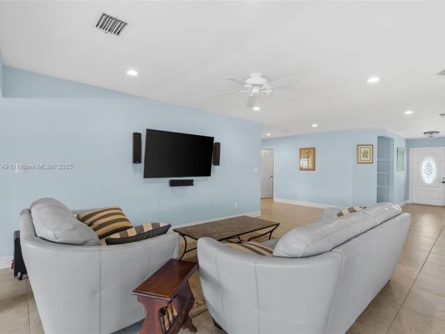 Продажа дома по адресу 19650 SW 207th Ave - фото 6195201