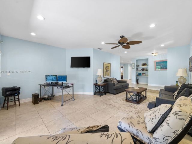 Продажа дома по адресу 19650 SW 207th Ave - фото 6195203