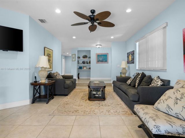 Продажа дома по адресу 19650 SW 207th Ave - фото 6195204