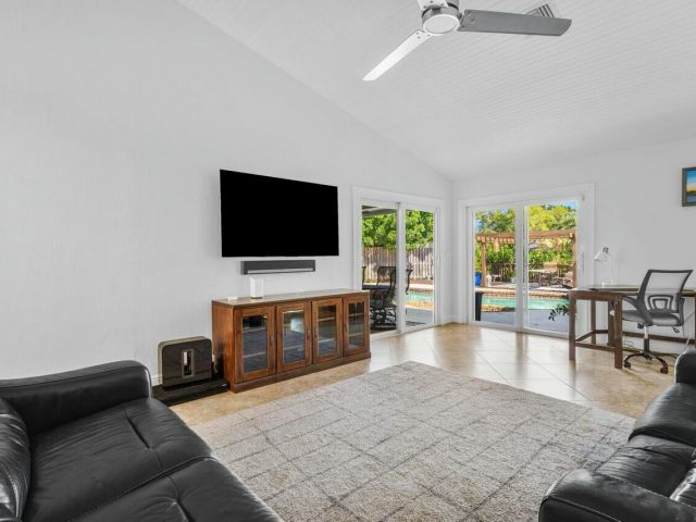 Продажа дома по адресу 2047 SW 36th Avenue - фото 5754813