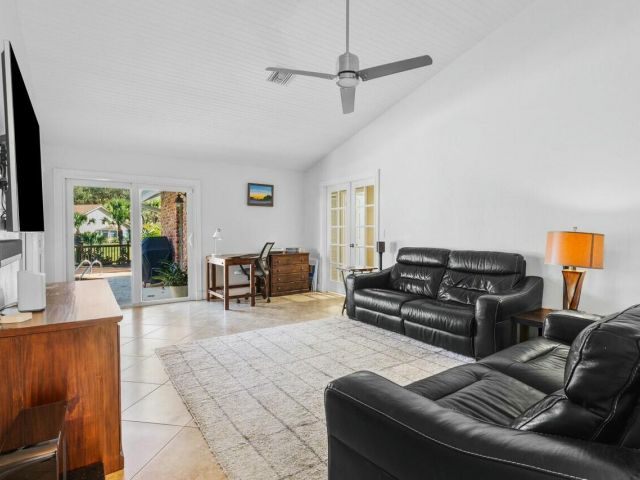 Продажа дома по адресу 2047 SW 36th Avenue - фото 5754814