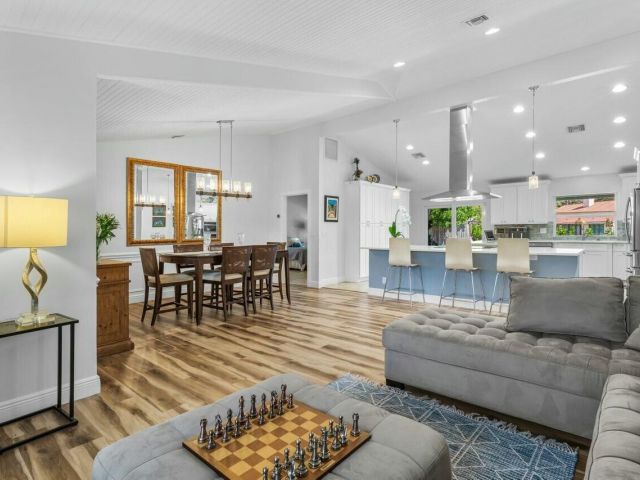 Продажа дома по адресу 2047 SW 36th Avenue - фото 5754817