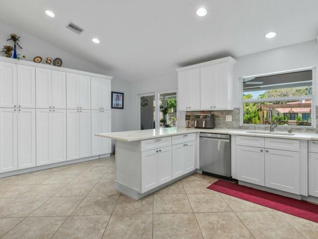 Продажа дома по адресу 2047 SW 36th Avenue - фото 5754822