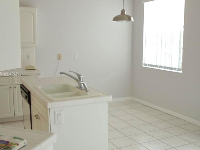 Продажа дома по адресу 575 SE 29th Dr - фото 5724665